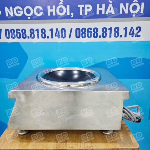 Bếp từ công nghiệp VN 3500W 5000W mặt cầu lõm 16 Chân đế cao su chống trượt: Bốn chân bếp được trang bị đệm cao su cao cấp, đảm bảo thiết bị luôn cố định vững chắc, không rung lắc hay trơn trượt trên mặt sàn bếp ướt.