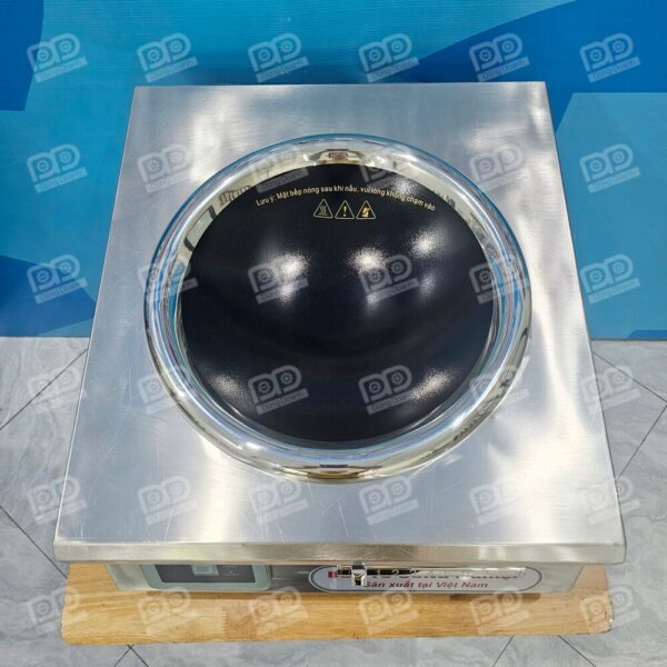 Bếp từ công nghiệp VN 3500W 5000W mặt cầu lõm 17 Thiết kế mặt lõm chuyên dụng: Mặt chảo lõm đường kính 30cm ôm sát đáy chảo, tối ưu hóa diện tích tiếp xúc từ trường giúp món xào chín đều và dậy mùi thơm chuẩn vị đầu bếp.
