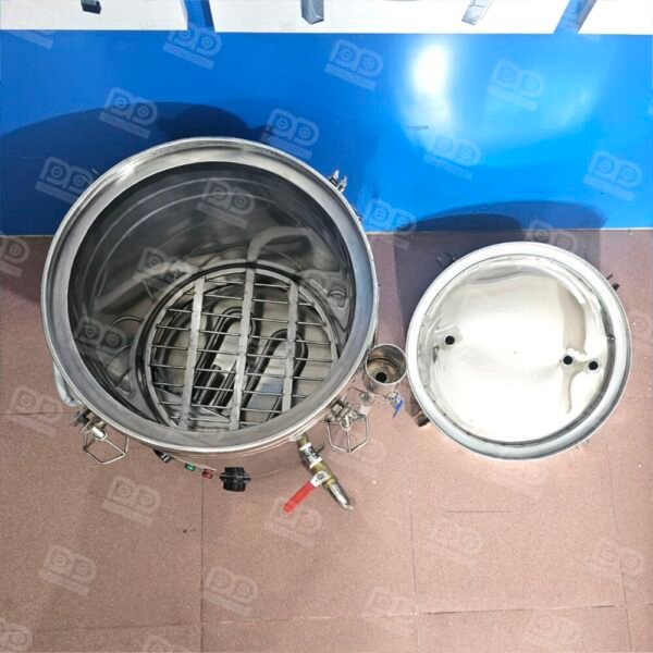 Bên trong nồi có vỉ luộc bảo vệ sợi đốt