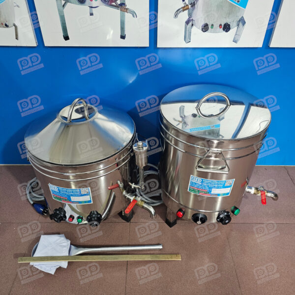 Nồi nấu phở 25 lít đặt cạnh nồi tráng bánh cuốn 30cm