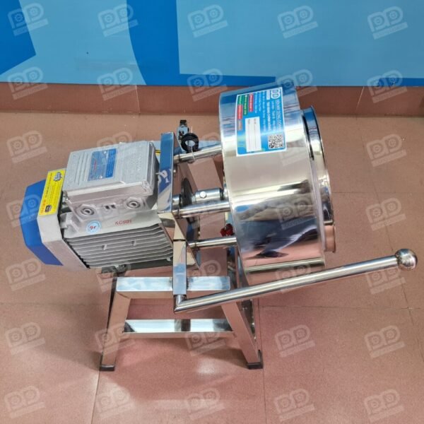 Máy có cơ chế lật nghiêng dễ dàng lấy nguyên liệu