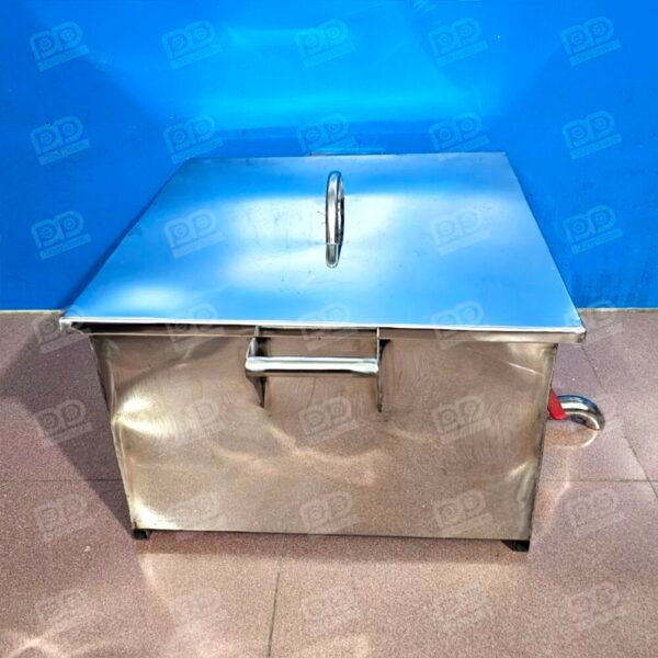 Thùng có tay cầm 2 bên dễ dàng di chuyển