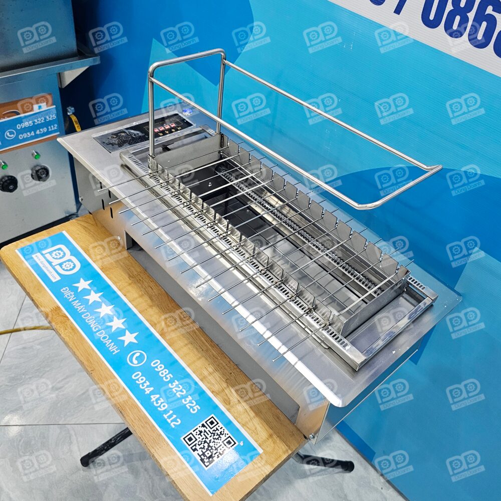 Máy nướng xiên tự xoay dùng điện âm bàn 14 xiên cảm ứng 16 Bếp nướng được trang bị hệ thống kéo đẩy tự động liên tục giúp thực phẩm chín vàng đều các mặt mà không cần tốn công lật trở thủ công.
