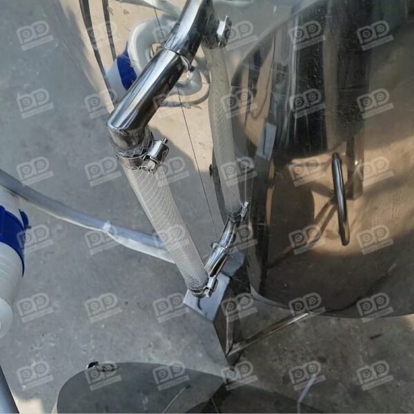 Ống thăm mực nước bên ngoài, giúp người dùng dễ dàng theo dõi tình trạng nước trong nồi mà không cần mở nắp