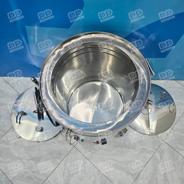 Thiết kế lớp bảo ôn cách nhiệt dày dặn giúp nồi giữ nóng cực lâu, tiết kiệm tối đa chi phí điện năng tiêu thụ.