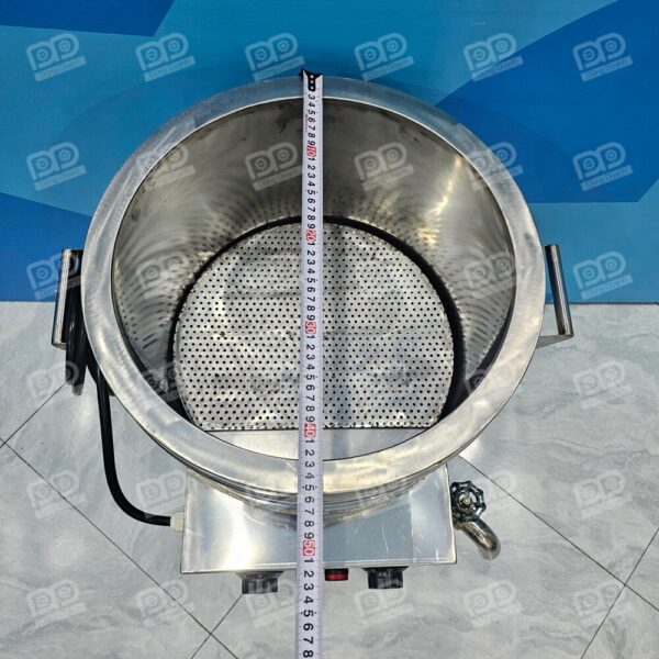 Vỉ chắn đáy bằng Inox đặc siêu bền, chịu được sức nặng của các loại thực phẩm lớn như gà nguyên con.