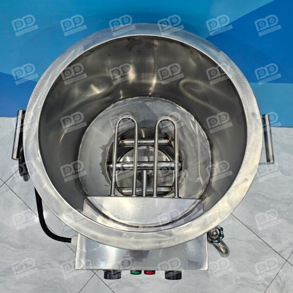 Lòng bếp rộng 40cm cho phép bạn chiên số lượng lớn thực phẩm cùng lúc, đáp ứng tốt giờ cao điểm.