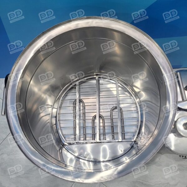 Bạn sẽ không còn phải chịu đựng cái nóng hừng hực từ lò than, nồi điện 3 lớp giữ nhiệt bên trong nhưng luôn mát mẻ bên ngoài.