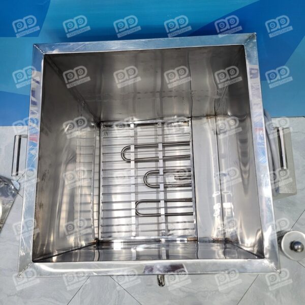 Cấu tạo 2 lớp bảo ôn nhiệt: Giữa hai lớp inox là lớp bọc bảo ôn giúp giữ nhiệt cực tốt, tiết kiệm điện năng và giúp vỏ ngoài chỉ ấm chứ không gây bỏng khi chạm vào
