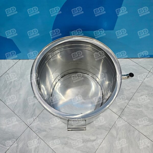Nồi Nấu Cháo Nhiệt Dầu 100L Dùng Gas Than Củi 10 Van xả đáy đường kính lớn cho phép bạn lấy cháo nhanh chóng và vệ sinh lòng nồi chỉ trong vài phút.