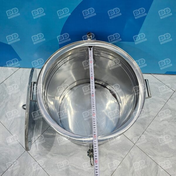 Nồi Nấu Cháo Nhiệt Dầu 100L Dùng Gas Than Củi 8 Không phụ thuộc vào nguồn điện, nồi có thể hoạt động mạnh mẽ trên bếp Gas, bếp than hoặc củi, lý tưởng cho các buổi nấu cháo từ thiện lưu động.