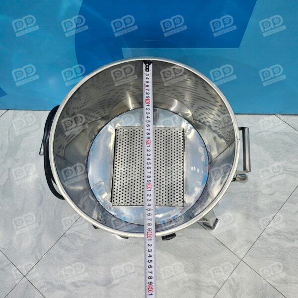 Nồi Chiên Rán Vát 1 Lớp 40-35-20cm 22 lít 7 Vỉ chắn đáy tiện lợi: Đi kèm vỉ inox bảo vệ thanh nhiệt, ngăn thực phẩm bám dính trực tiếp vào nguồn điện, kéo dài tuổi thọ cho thiết bị.