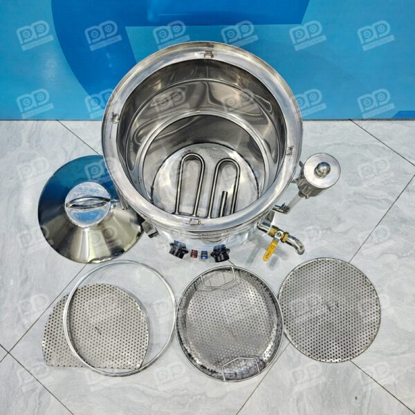 Sản phẩm được trang bị bộ phụ kiện đầy đủ gồm vỉ luộc, vỉ hấp và giỏ đồ xôi, đáp ứng mọi nhu cầu chế biến khắt khe nhất.