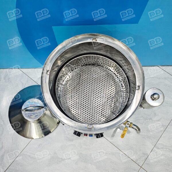 Hệ thống thanh nhiệt đôi công suất mạnh mẽ $2kW + 2kW$ giúp nước sôi nhanh chóng chỉ trong tích tắc.
