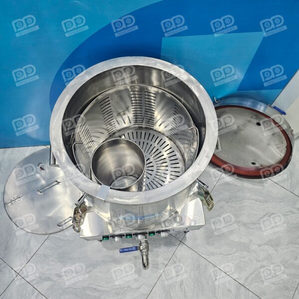 Nồi Ninh Hầm 70 Lít Hầm Xương Nấu Phở 13 Tích hợp ống trụng thông minh ngay trong nồi, giúp bạn vừa hầm xương vừa nhúng bánh phở cực kỳ gọn gàng.