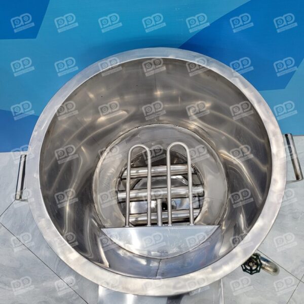 Với công suất mạnh mẽ 6kW, bếp giúp dầu đạt nhiệt độ sôi cực nhanh, tiết kiệm thời gian chờ đợi cho chủ quán.