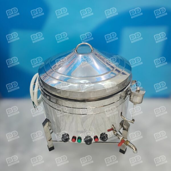 Chiều cao tổng thể 72cm được tính toán kỹ lưỡng để phù hợp với tư thế ngồi tráng bánh đặc trưng của người thợ.