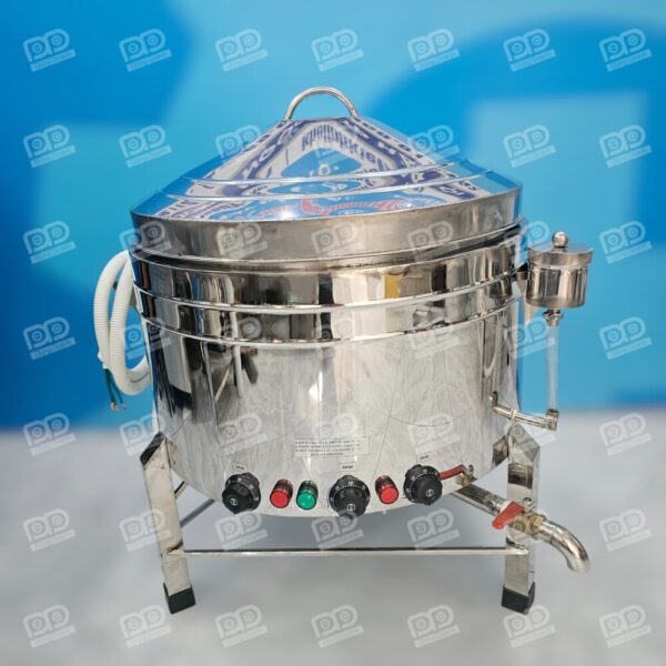 Nắp nồi thiết kế dạng khum hình bán nguyệt giúp hơi nước thoát đều, ngăn nước nhỏ giọt làm hỏng mặt bánh.
