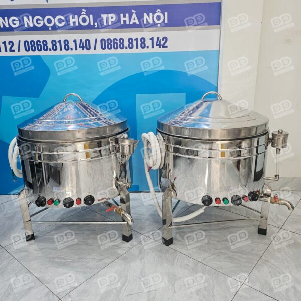 Chân nồi được hàn giằng chắc chắn, tạo độ cao vừa vặn cho người ngồi tráng bánh thoải mái suốt cả ngày.