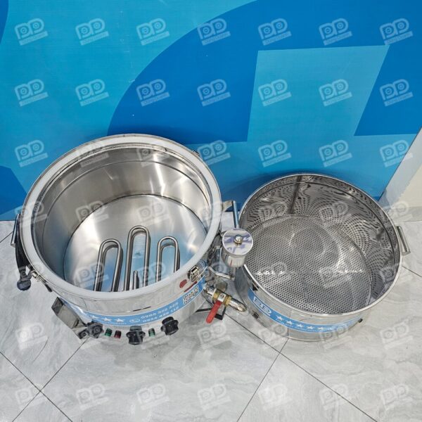 Chõ đồ xôi 20Kg xửng hấp rời 55x30 12 Tích hợp ống thăm mực nước và phễu tiếp nước ngoài, giúp người dùng kiểm soát lượng nước bên trong mà không cần mở nắp nồi.