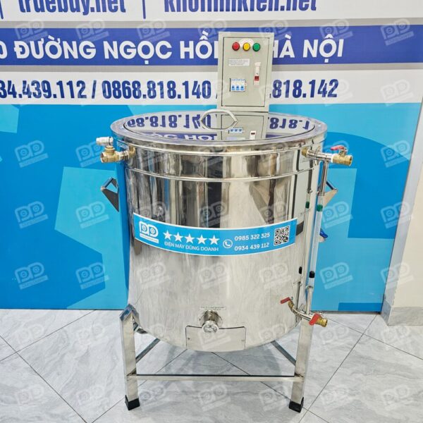 Nồi được trang bị sẵn đồng hồ đo nhiệt độ khoang cách thủy trực quan và ống thăm mực nước tiện lợi, giúp người dùng dễ dàng theo dõi toàn bộ quá trình đun nấu.