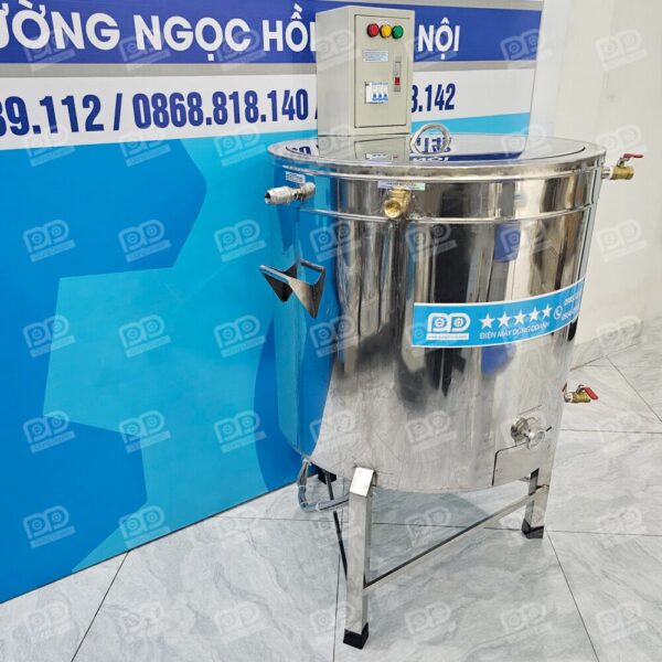 Bạn có thể hoàn toàn an tâm khi vận hành nhờ lớp bảo ôn giữ nhiệt dày tới 4cm giúp vỏ ngoài không bị nóng bỏng, đi kèm van xả áp tự động chống quá áp cực kỳ an toàn.