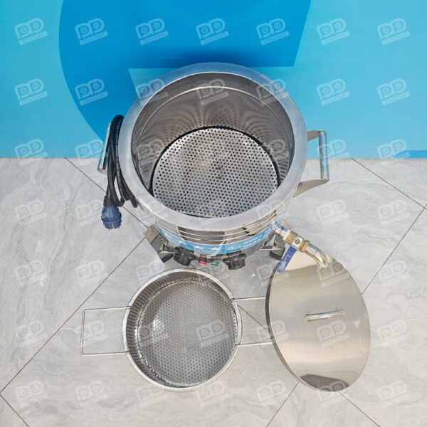 Hệ ba chân inox dằng cố định tạo nên một bệ đỡ siêu chắc chắn, đảm bảo an toàn tuyệt đối, chống rung lắc hay nghiêng đổ khi vận hành.