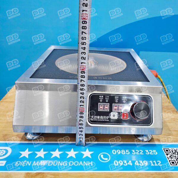 Hệ thống điều khiển thông minh tích hợp nút nguồn cảm ứng kết hợp núm xoay vô cấp với 8 mức công suất, cho phép người đầu bếp tăng giảm nhiệt độ cực kỳ linh hoạt và chính xác