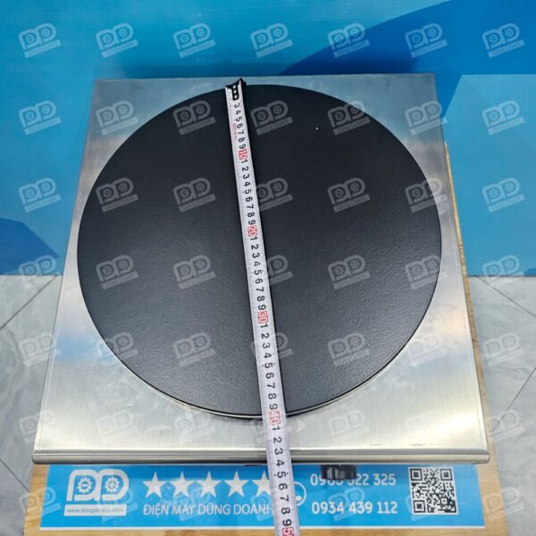 Mặt bếp có đường kính rộng 40cm làm bằng chất liệu gang dày dặn, được phủ lớp chống dính siêu bền giúp thao tác tráng và lật bánh mỏng mịn trở nên cực kỳ dễ dàng.