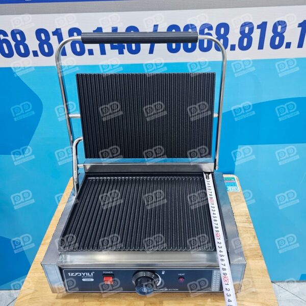 Mặt nướng được làm bằng hợp kim chịu nhiệt dày dặn, kết hợp lớp phủ chống dính cao cấp giúp lật trở bánh mượt mà và ngăn chặn bám dính thực phẩm