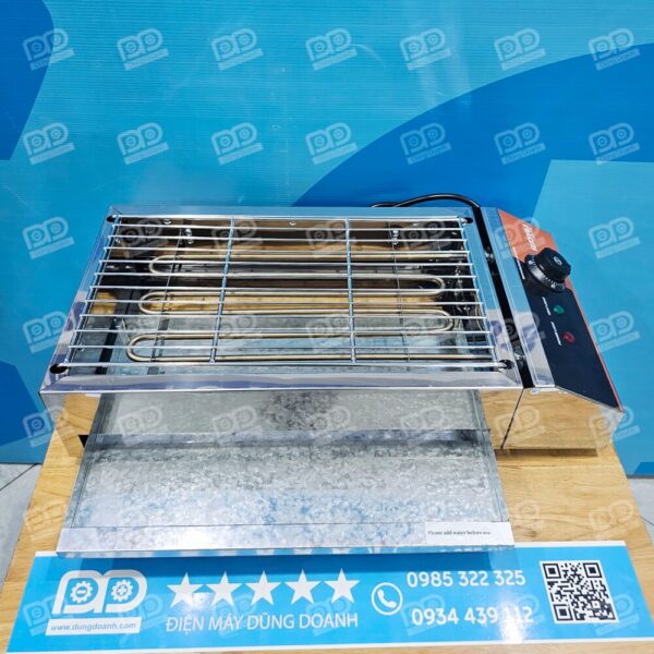 Toàn bộ thân bếp nướng điện và xiên quay được làm từ chất liệu inox cao cấp siêu bền, dễ vệ sinh.