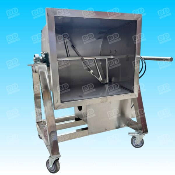Sản phẩm sử dụng dòng điện dân dụng 220V tiện lợi, cực kỳ phù hợp cho các cơ sở sản xuất giò chả, trộn men rượu, làm cơm rang hay các xưởng dược liệu, mỹ phẩm vừa và nhỏ