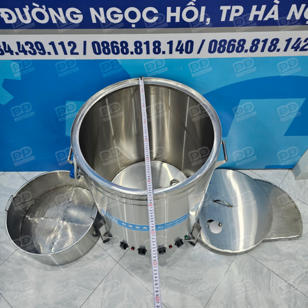 Trang bị sẵn giỏ ninh xương và vỉ chắn đáy