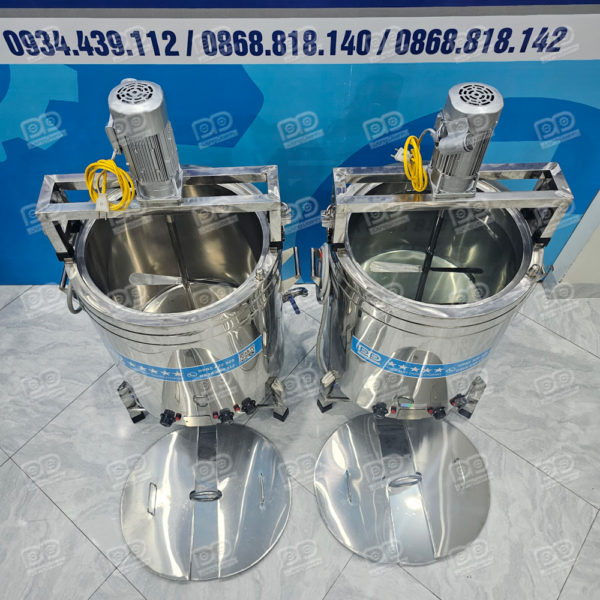 Động cơ khuấy đều tay, đánh tan bóng hơi giúp thành phẩm thạch mịn mượt.